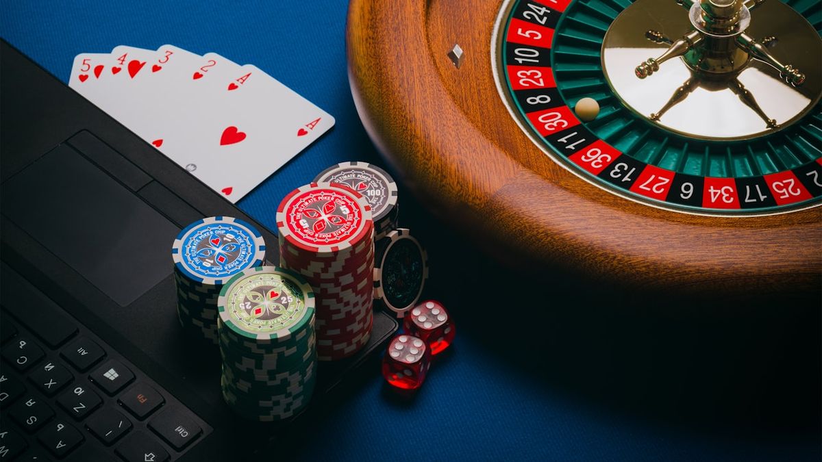 Meja roulette dan kartu dengan chip kasino di studio live
