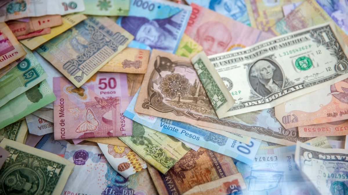 Tumpukan uang kertas melambangkan pengembalian cashback