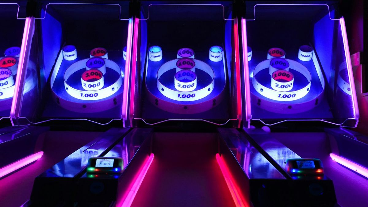 Deretan mesin slot menyala di ruang permainan modern