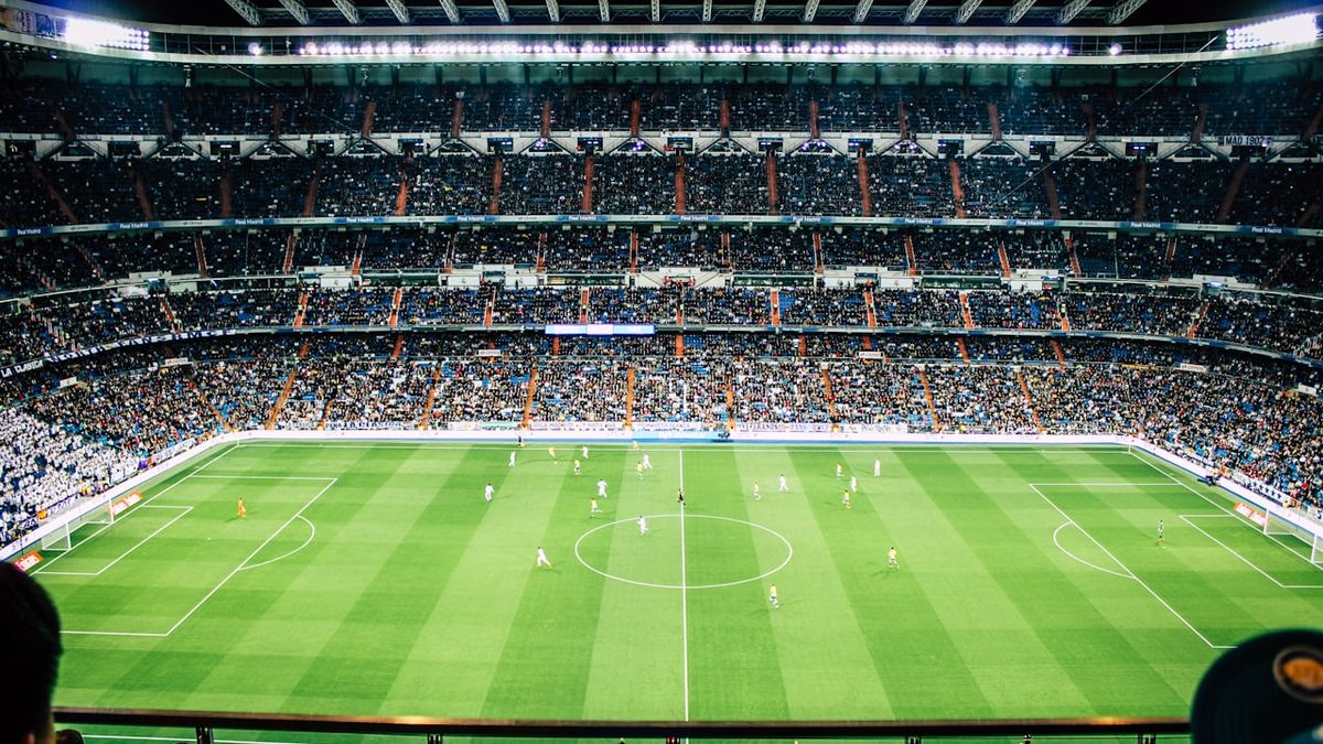 Stadion sepak bola besar yang terang pada malam pertandingan